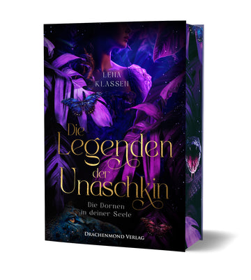 Das Cover zeigt dichte exotische Blätter und zwei Schmetterlinge. Im oberen Bildbereich sieht man einen Teil eines Frauenoberkörpers zwischen den Blättern. Im unteren Bildbereich ist ein Fantasiewesen abgebildet. Farblich ist alles in Lila, Blau und Schwarz gehalten.